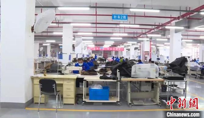 新昌工廠加速生產(chǎn)功能椅，捐贈(zèng)上虞用于一線抗疫 呂江 攝