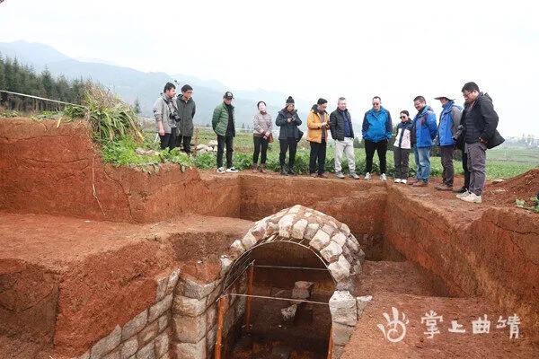 羅平油菜花海下發(fā)現(xiàn)東漢墓群！