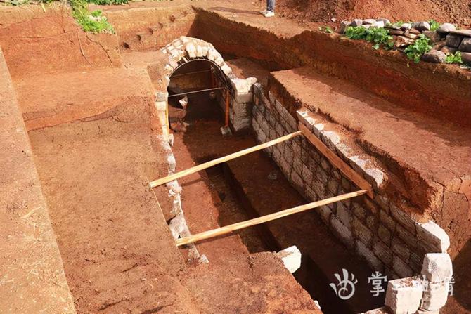 羅平油菜花海下發(fā)現(xiàn)東漢墓群！