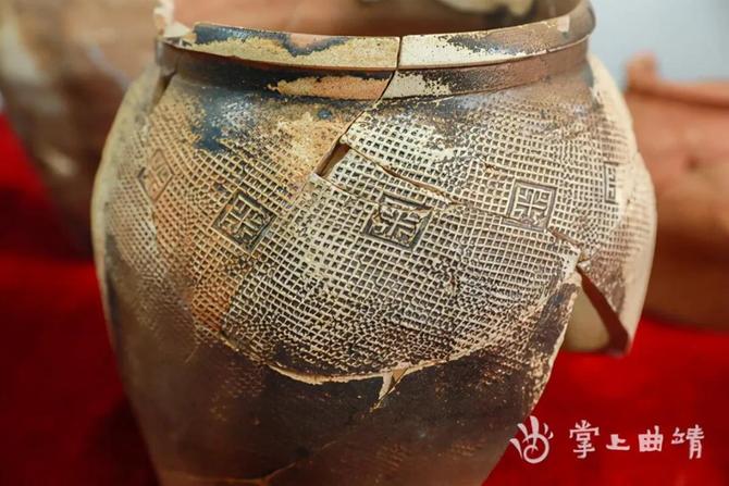 羅平油菜花海下發(fā)現(xiàn)東漢墓群！