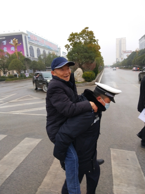 暖！古稀老人無(wú)力過(guò)馬路，昭通這個(gè)輔警的動(dòng)作讓人感動(dòng)…
