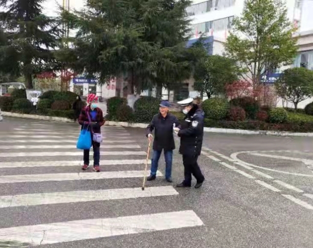 暖！古稀老人無(wú)力過(guò)馬路，昭通這個(gè)輔警的動(dòng)作讓人感動(dòng)…