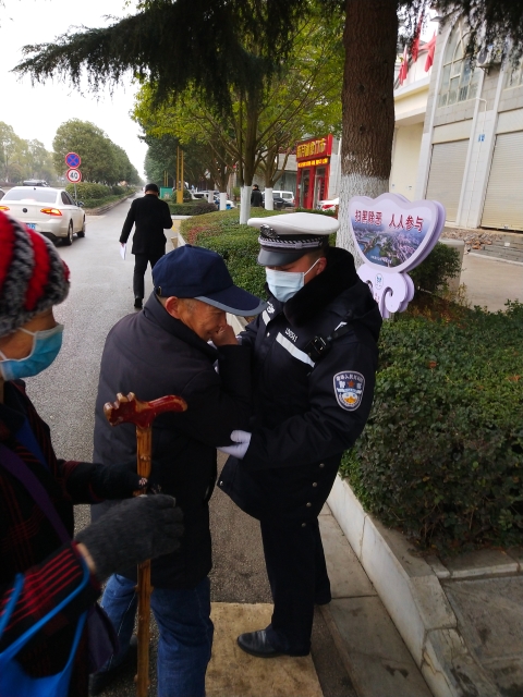 暖！古稀老人無(wú)力過(guò)馬路，昭通這個(gè)輔警的動(dòng)作讓人感動(dòng)…
