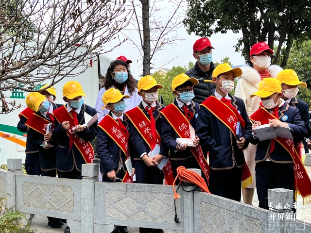 昆明近百市民現(xiàn)場(chǎng)參觀環(huán)保設(shè)施