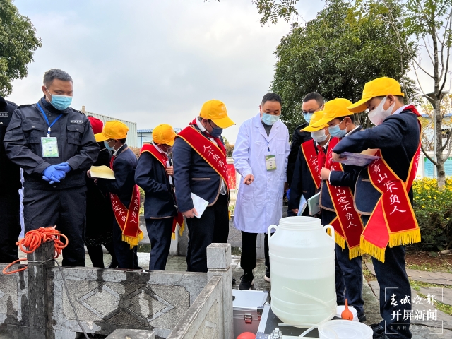 昆明近百市民現(xiàn)場(chǎng)參觀環(huán)保設(shè)施