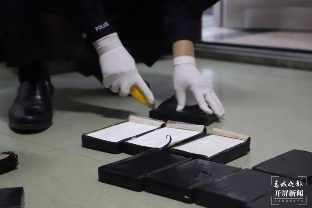 云南德宏：民警從客車車體內(nèi)查獲毒品海洛因6.1公斤