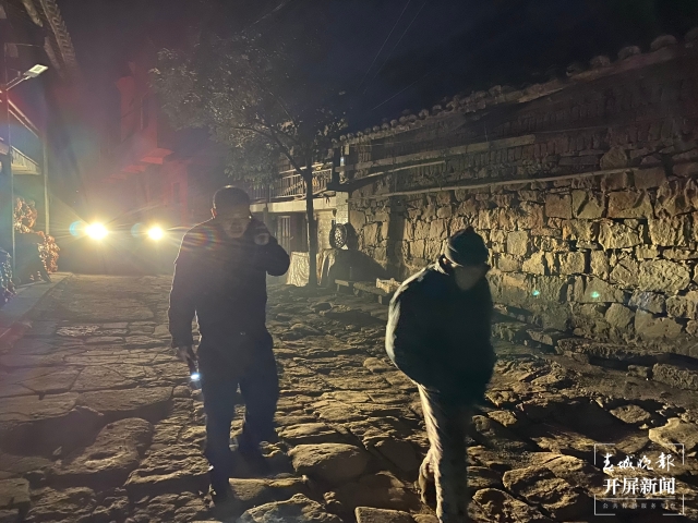 宣威：寒夜中，警燈照亮迷途老人回家的路