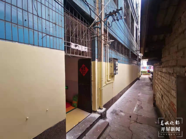 入口只有1米多寬 這家無證幼兒園還在辦學.jpg