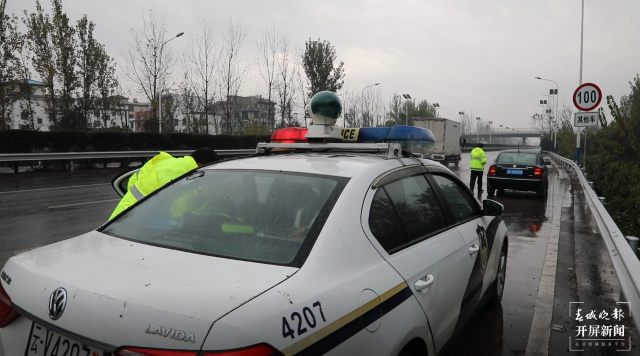 4分鐘！玉溪交警警車開(kāi)道，護(hù)送突發(fā)心臟病患者就醫(yī)