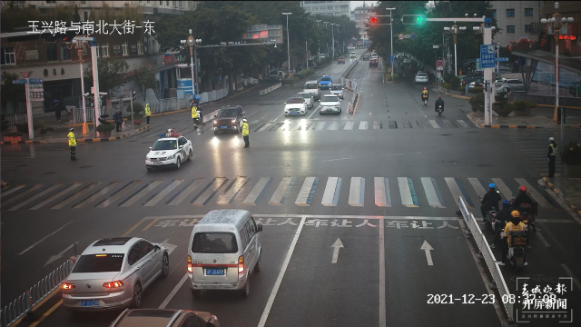 4分鐘！玉溪交警警車開(kāi)道，護(hù)送突發(fā)心臟病患者就醫(yī)