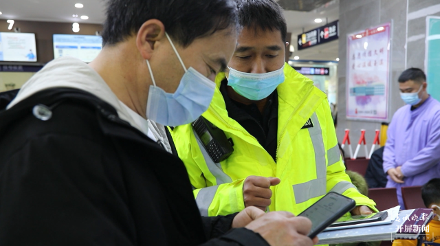 4分鐘！玉溪交警警車開(kāi)道，護(hù)送突發(fā)心臟病患者就醫(yī)