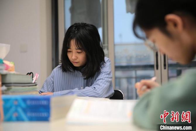 圖為管利茹在復(fù)習中?！堖h 攝