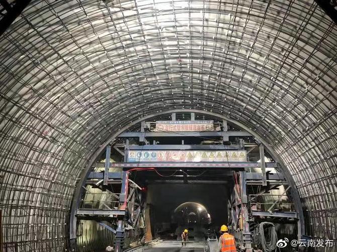 玉楚高速公路里士隧道貫通