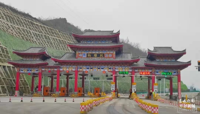 重磅！昭瀘高速今天全線通車，直通滇川兩省人民的心坎里！(申時勛 通訊員 王朝元 韓世江 攝)