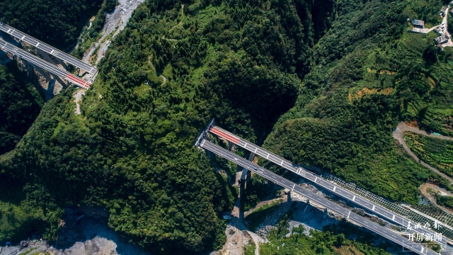 重磅！昭瀘高速今天全線通車，直通滇川兩省人民的心坎里！(申時勛 通訊員 王朝元 韓世江 攝)