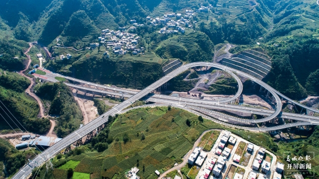 重磅！昭瀘高速今天全線通車，直通滇川兩省人民的心坎里！(申時勛 通訊員 王朝元 韓世江 攝)