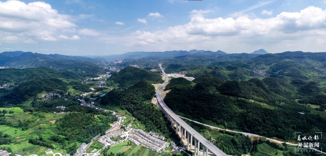 重磅！昭瀘高速今天全線通車，直通滇川兩省人民的心坎里！(申時勛 通訊員 王朝元 韓世江 攝)