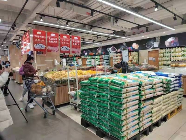 呈貢區(qū)各大商超集貿(mào)市場(chǎng)貨足、價(jià)穩(wěn)（呈貢區(qū)融媒體中心供圖）