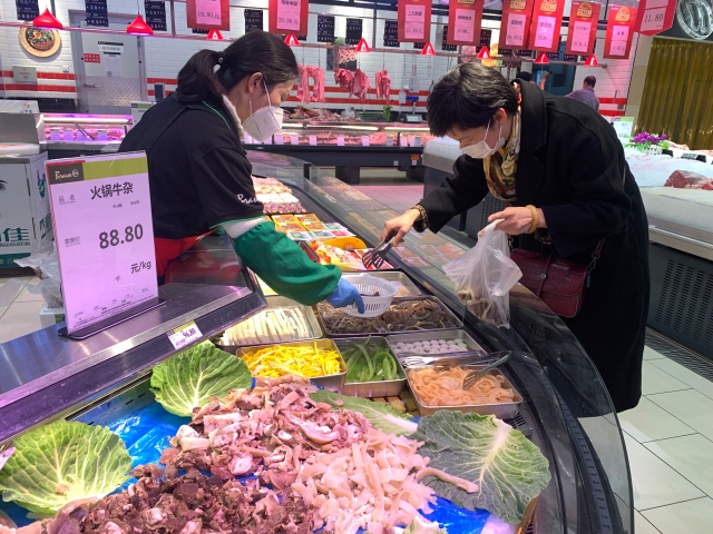 呈貢區(qū)各大商超集貿(mào)市場(chǎng)貨足、價(jià)穩(wěn)（呈貢區(qū)融媒體中心供圖）