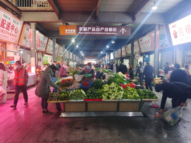 呈貢區(qū)各大商超集貿(mào)市場(chǎng)貨足、價(jià)穩(wěn)（呈貢區(qū)融媒體中心供圖）