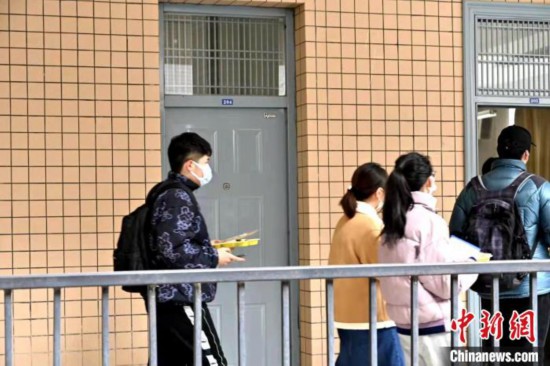 校外研考生領(lǐng)取免費(fèi)午餐后回教室就餐?！∥靼部萍即髮W(xué)供圖