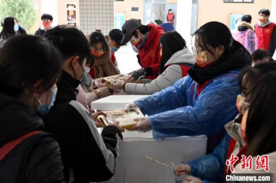 志愿者正在發(fā)放午餐。　西安科技大學(xué)供圖