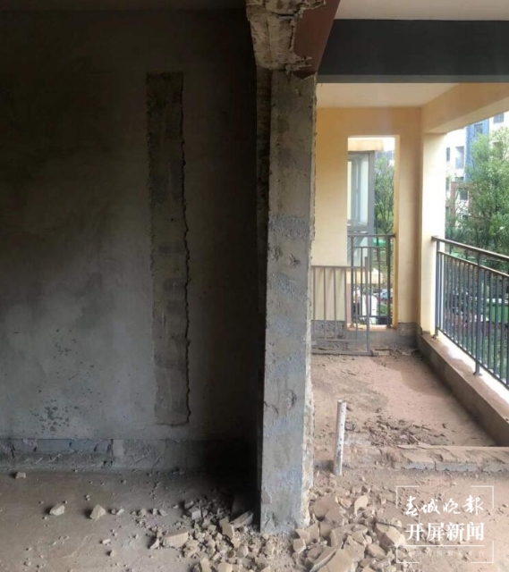 裝修新房發(fā)現(xiàn)墻里有泡沫塑料(劉嘉 攝)