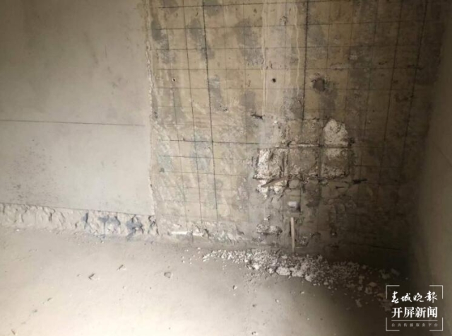 裝修新房發(fā)現(xiàn)墻里有泡沫塑料(劉嘉 攝)