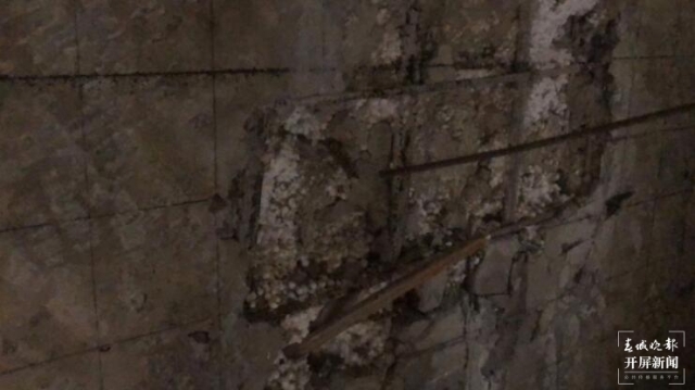 裝修新房發(fā)現(xiàn)墻里有泡沫塑料(劉嘉 攝)