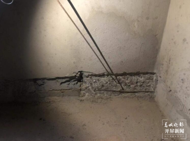 裝修新房發(fā)現(xiàn)墻里有泡沫塑料(劉嘉 攝)