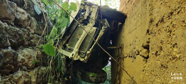 驚險(xiǎn)！玉溪一男子醉酒開車打瞌睡，車輛沖下山崖30米…（開屏新聞?dòng)浾?李春麗 通訊員 普德輝 何建文 攝）