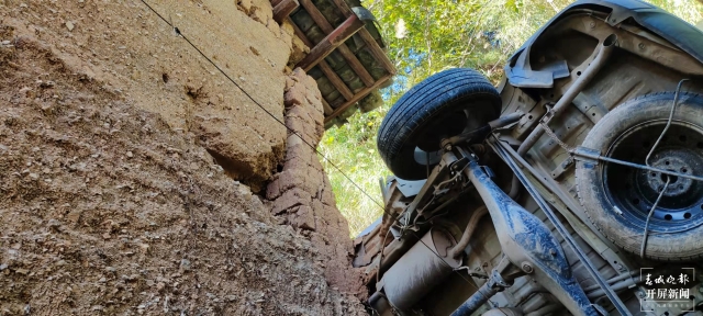 驚險(xiǎn)！玉溪一男子醉酒開車打瞌睡，車輛沖下山崖30米…（開屏新聞?dòng)浾?李春麗 通訊員 普德輝 何建文 攝）