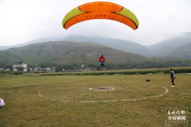 2021年“中國·薩王納”元江滑翔傘邀請(qǐng)賽正式開賽(開屏新聞?dòng)浾?李春麗 通訊員 鄭翔 李文軍 攝)