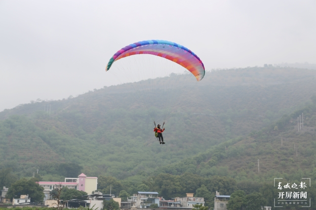 2021年“中國·薩王納”元江滑翔傘邀請(qǐng)賽正式開賽(開屏新聞?dòng)浾?李春麗 通訊員 鄭翔 李文軍 攝)