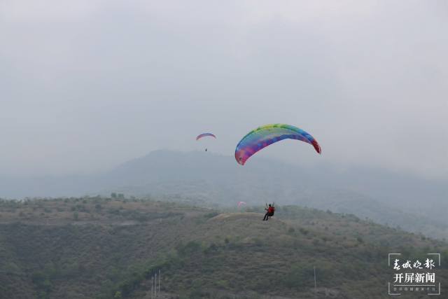 2021年“中國·薩王納”元江滑翔傘邀請(qǐng)賽正式開賽(開屏新聞?dòng)浾?李春麗 通訊員 鄭翔 李文軍 攝)