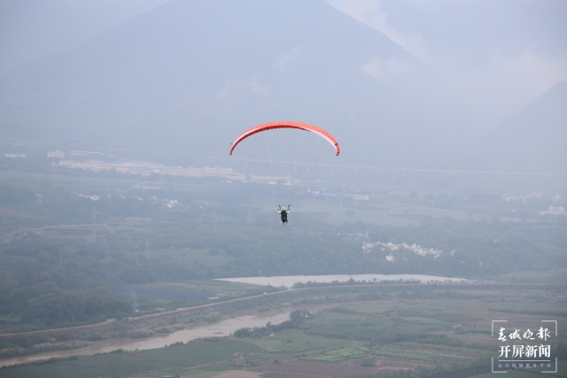 2021年“中國·薩王納”元江滑翔傘邀請(qǐng)賽正式開賽(開屏新聞?dòng)浾?李春麗 通訊員 鄭翔 李文軍 攝)
