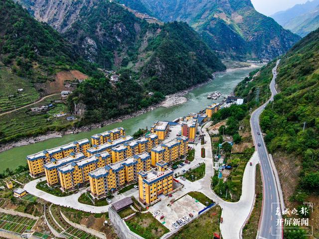 指揮田易地扶貧搬遷安置點-劉暢 攝.jpg