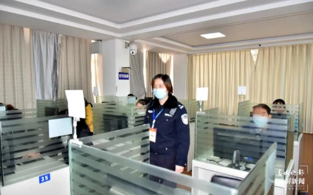 口罩內(nèi)藏作弊“神器” 難逃民警“火眼金睛”.png