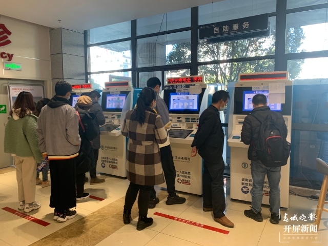 開屏觀察｜走出“數(shù)字迷宮”，如何讓老年人在智慧就醫(yī)道路上不掉隊(duì)？（開屏新聞記者 艾子文 攝）