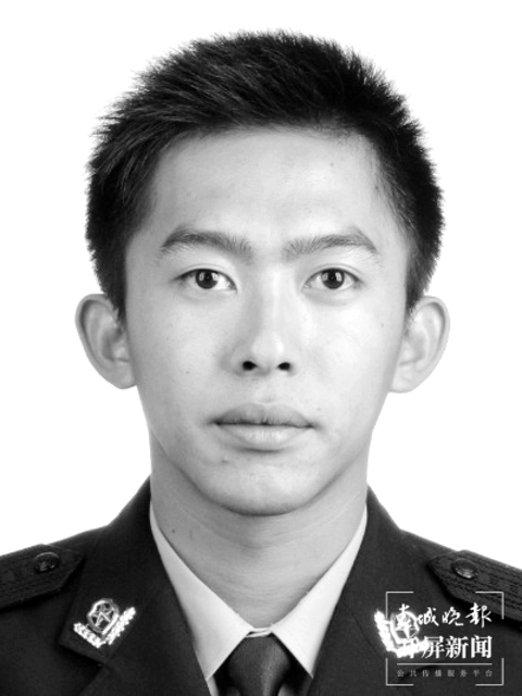 連續(xù)奮戰(zhàn)59天，倒在抗疫一線！德宏民警張峻琿被追授“全國公安系統(tǒng)二級英雄模范” 馬楠 通訊員 楊西元 汪洋彬 馮雨涵 攝