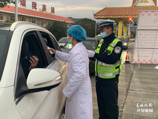 連續(xù)奮戰(zhàn)59天，倒在抗疫一線！德宏民警張峻琿被追授“全國公安系統(tǒng)二級英雄模范” 馬楠 通訊員 楊西元 汪洋彬 馮雨涵 攝