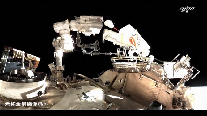 2021年12月26日晚，神十三航天員乘組進(jìn)行第二次出艙活動(dòng)。航天員葉光富將自己依附在機(jī)械臂上。