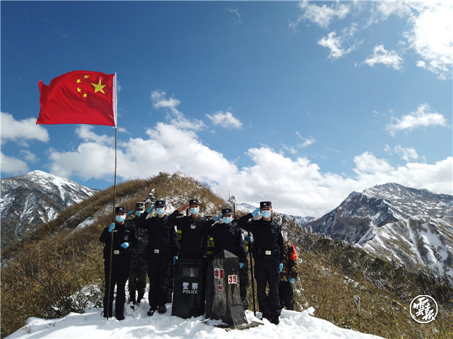 民警在35號界樁旁開展邊境疫情防控.jpg 民警在35號界樁旁開展邊境疫情防控.jpg