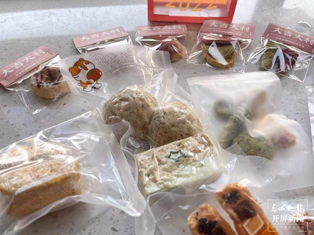 新年元素的寵物用品持續(xù)熱銷（馬藝寧 實習生 梁燕灝宇 楊宇婷 攝）