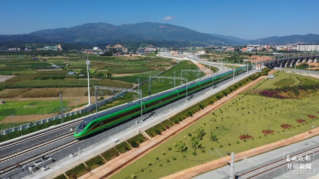 云南鐵路（開屏新聞記者 孫江葒 通訊員 何思遠 陳暢 梁穎 攝）