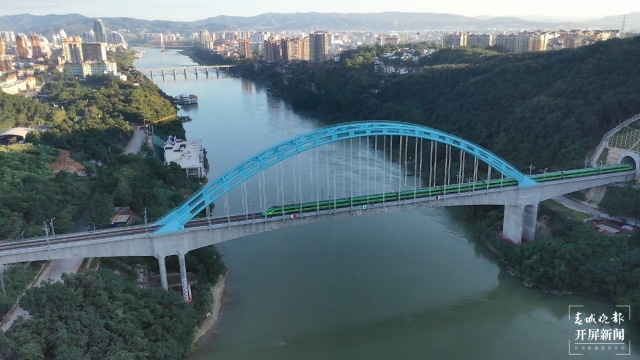 云南鐵路（開屏新聞記者 孫江葒 通訊員 何思遠 陳暢 梁穎 攝）