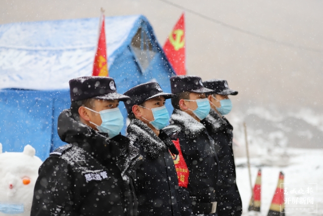660天94批376人，這群戍邊人終于“被迫”下山了（張勇 通訊員 代超 攝）