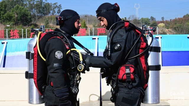 云南省森林消防總隊(duì)特種救援大隊(duì)“蛙人”操練忙（李春麗 通訊員 張玉超 周明泉 攝）