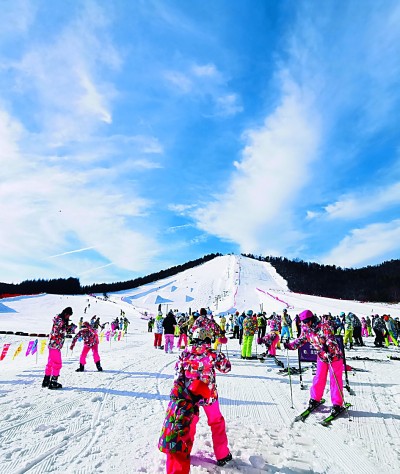 湖北神農(nóng)架:冰雪運動 多彩綻放 湖北神農(nóng)架:冰雪運動 多彩綻放