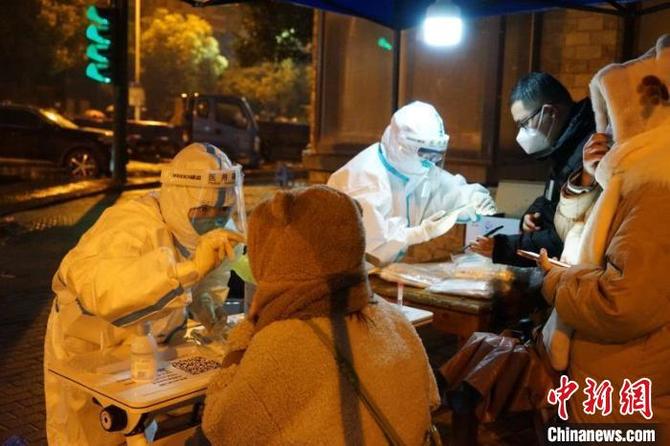 余杭二院醫(yī)護(hù)人員開(kāi)展核酸檢測(cè)?！◆斏Ｉ?攝